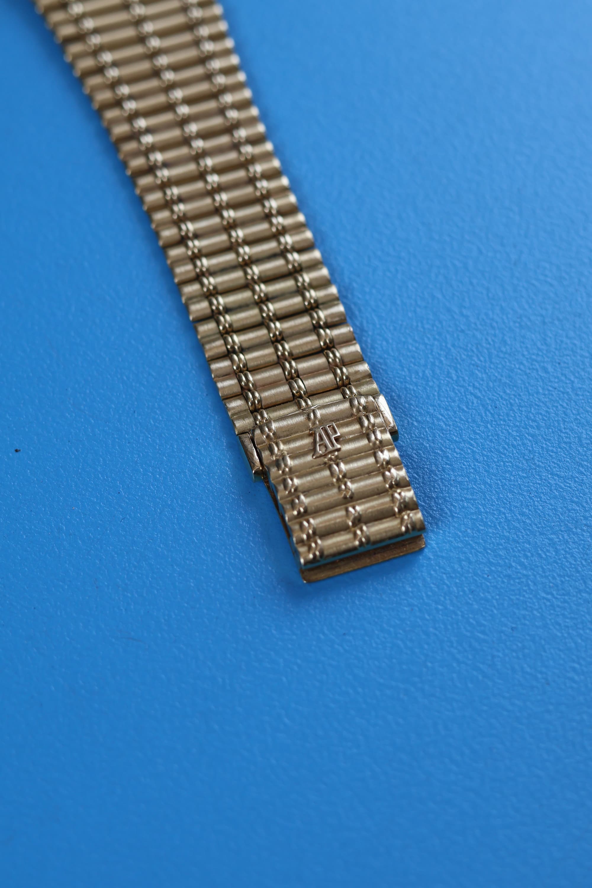 Integrated 19cm 18K yellow gold bracelet on Audemars Piguet Bamboo, featuring bamboo-textured links