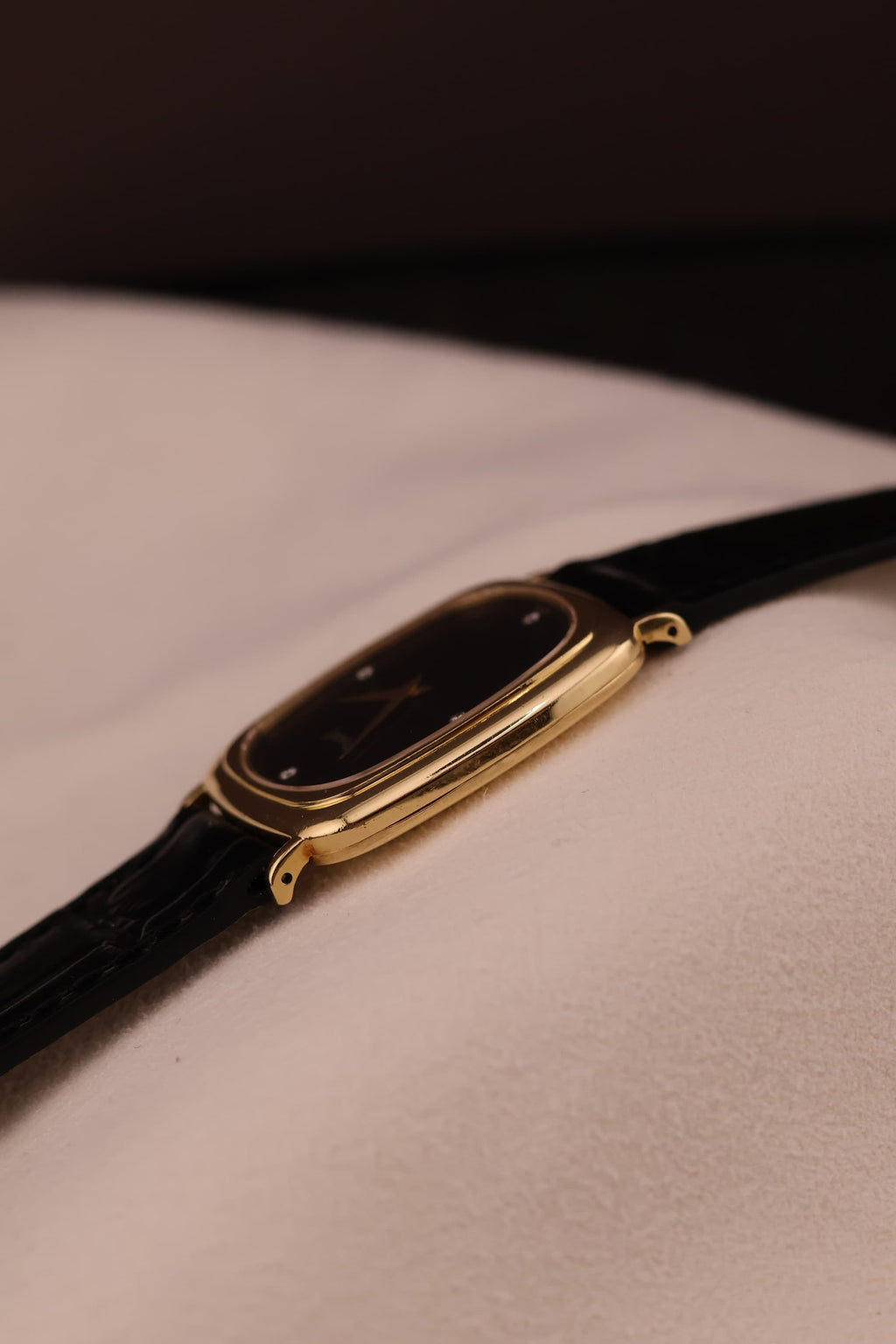 Side profile of Piaget watch highlighting the slim 18K yellow gold case and elegant lugs.