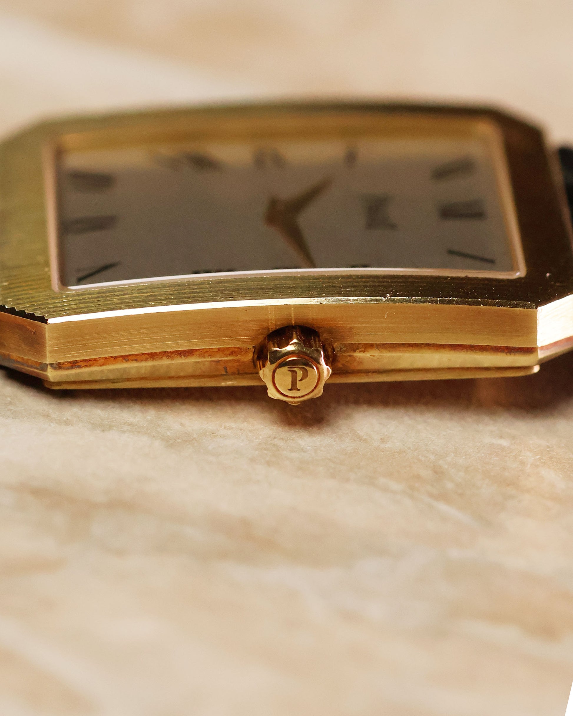 Closeup of the 18K yellow gold crown of the Piaget Protocole Jumbo 90154.