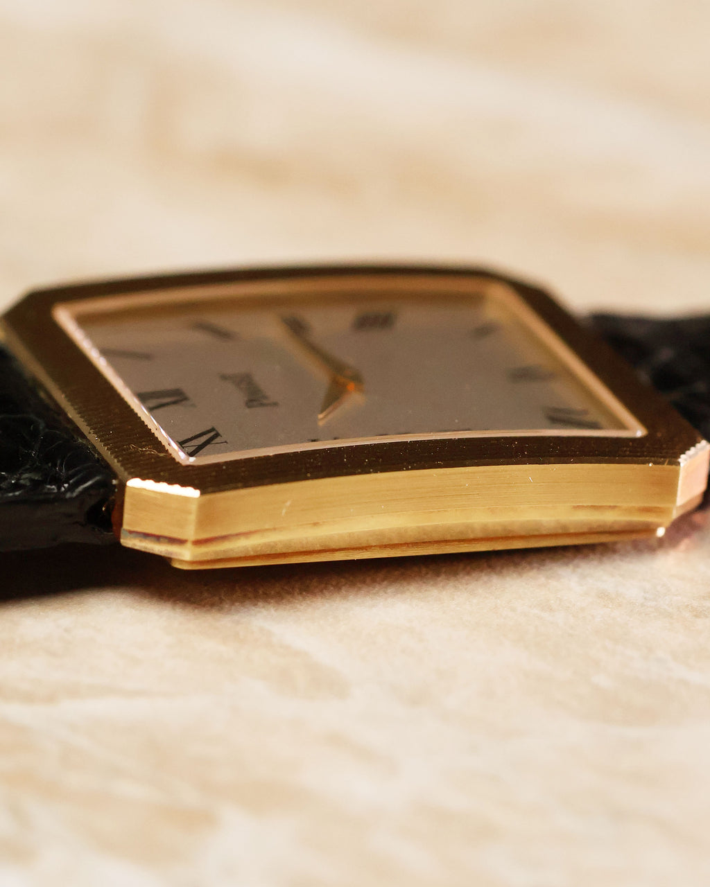 Slim side profile of the Piaget Protocole Jumbo 90154 ultra-thin case.