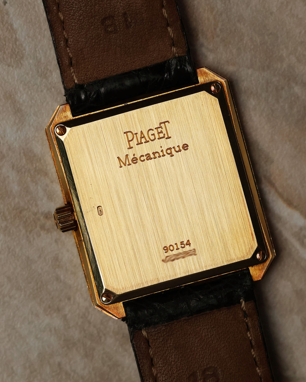Solid 18K yellow gold caseback of the Piaget Protocole Jumbo 90154.