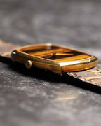 Detailed shot of the solid 18K yellow gold crown of the Piaget Ref. 9741