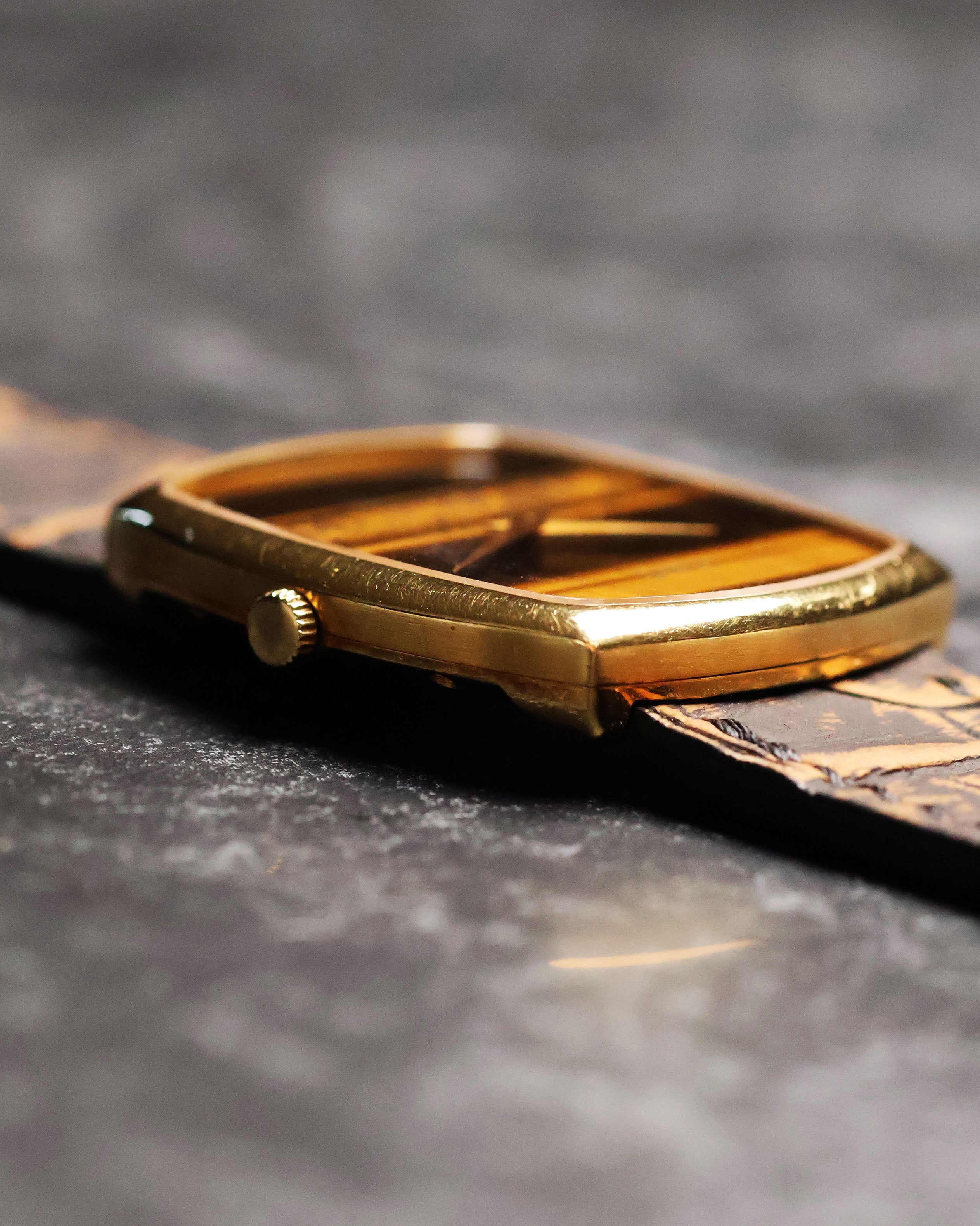 Detailed shot of the solid 18K yellow gold crown of the Piaget Ref. 9741