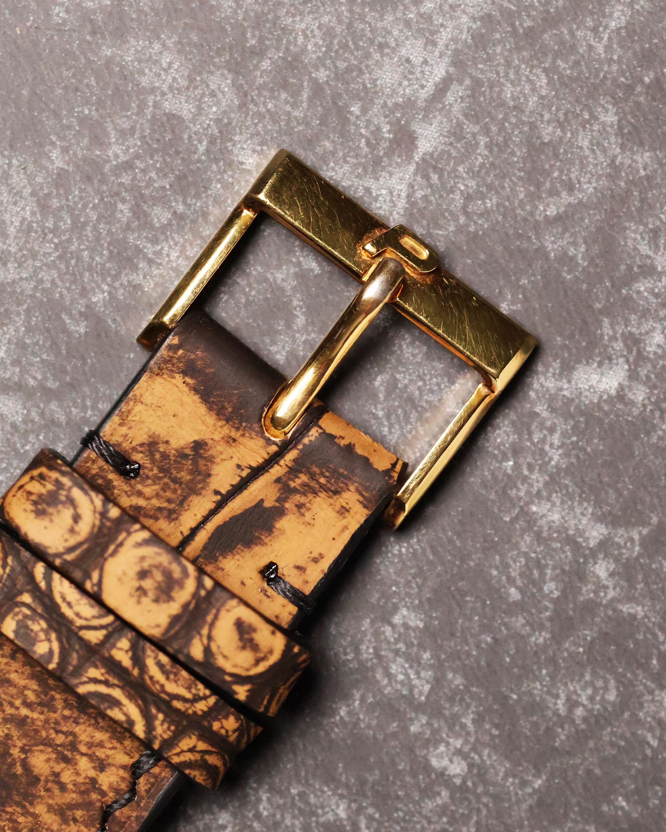 Original 18K yellow gold Piaget buckle, top view on strap
