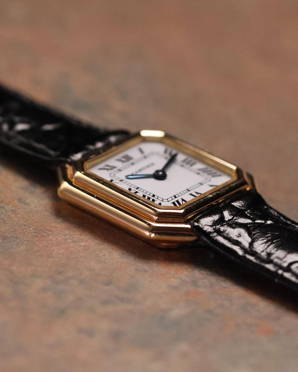 Slim 18k gold square case of Cartier Ceinture Ref. 6602 viewed from the side