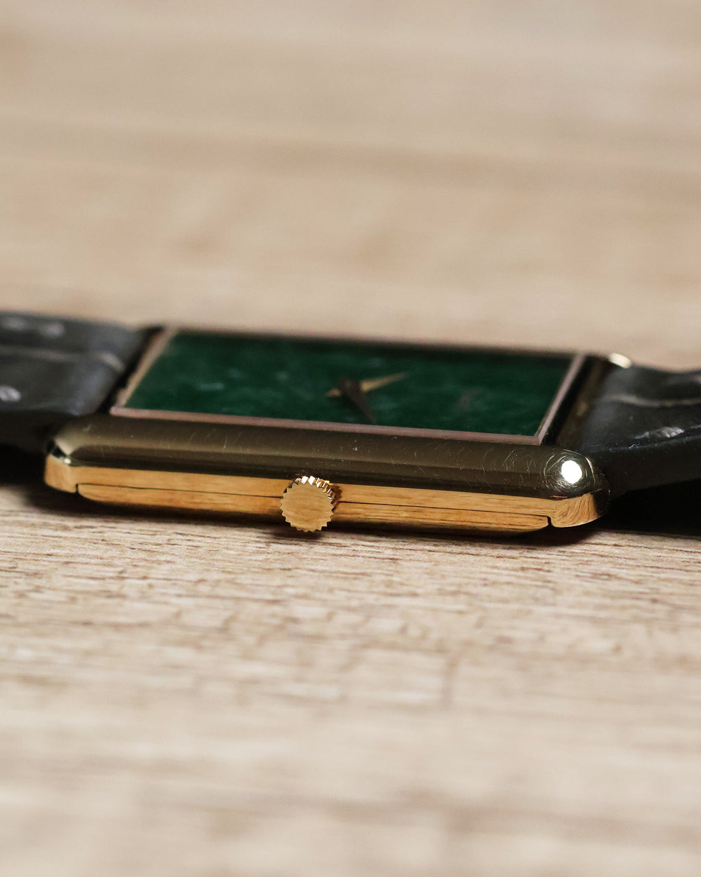 Fluted gold crown of Piaget 9228 jade dial watch, side detail view