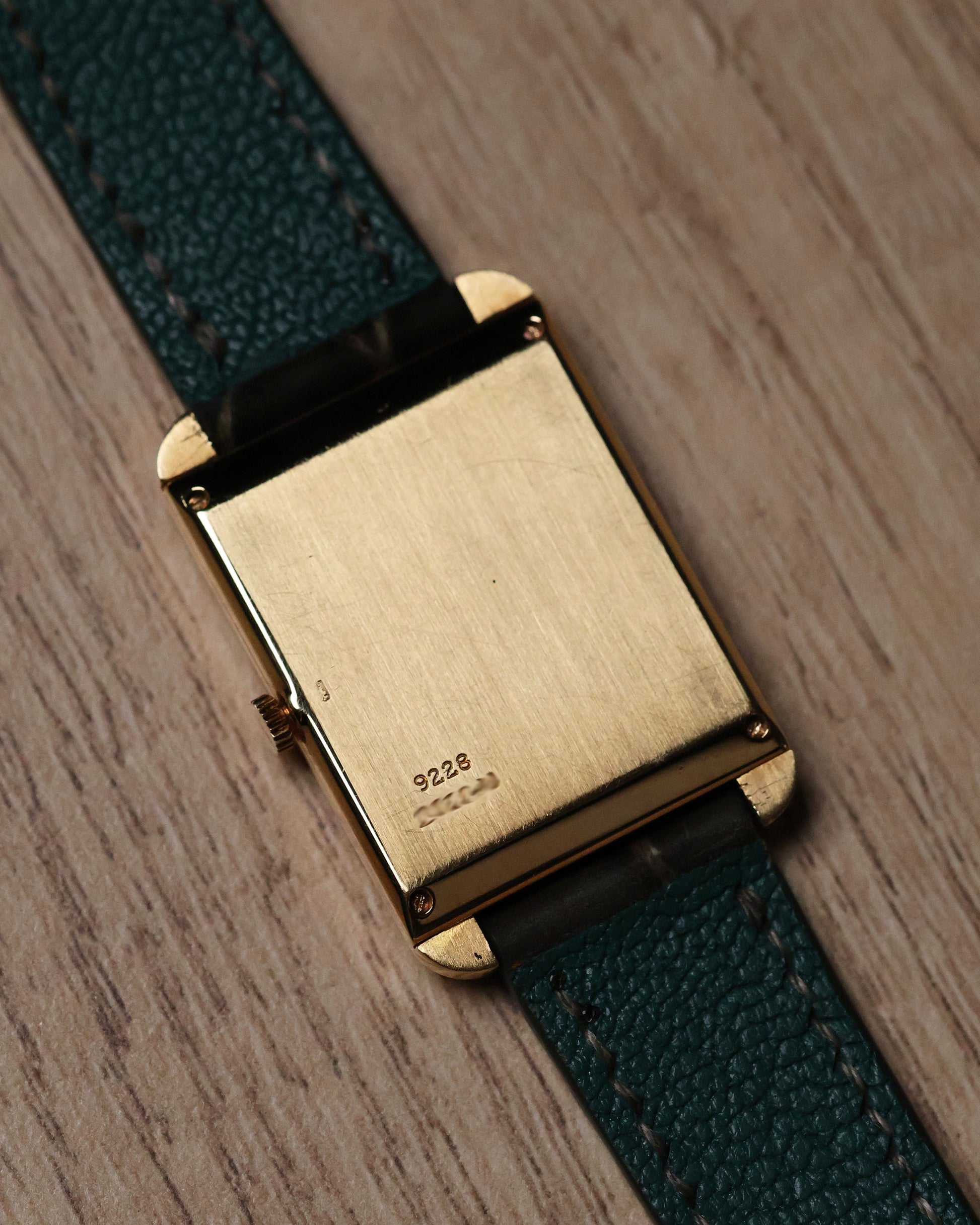 Caseback of Piaget Ref. 9228 in polished 18k yellow gold, vintage detail