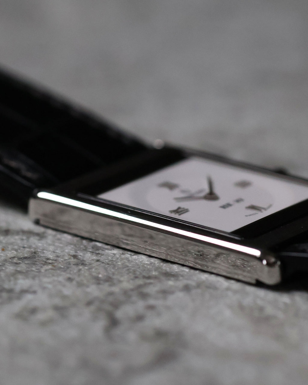 Side profile of the Concord Delirium platinum case highlighting its ultra-thin 4.1mm construction.