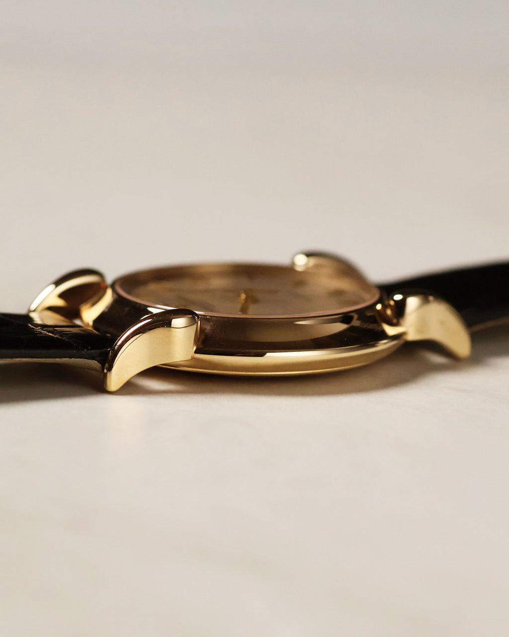 Side profile of Vacheron Constantin Les Historiques 48001 showing flame-shaped Corne de Vache lugs