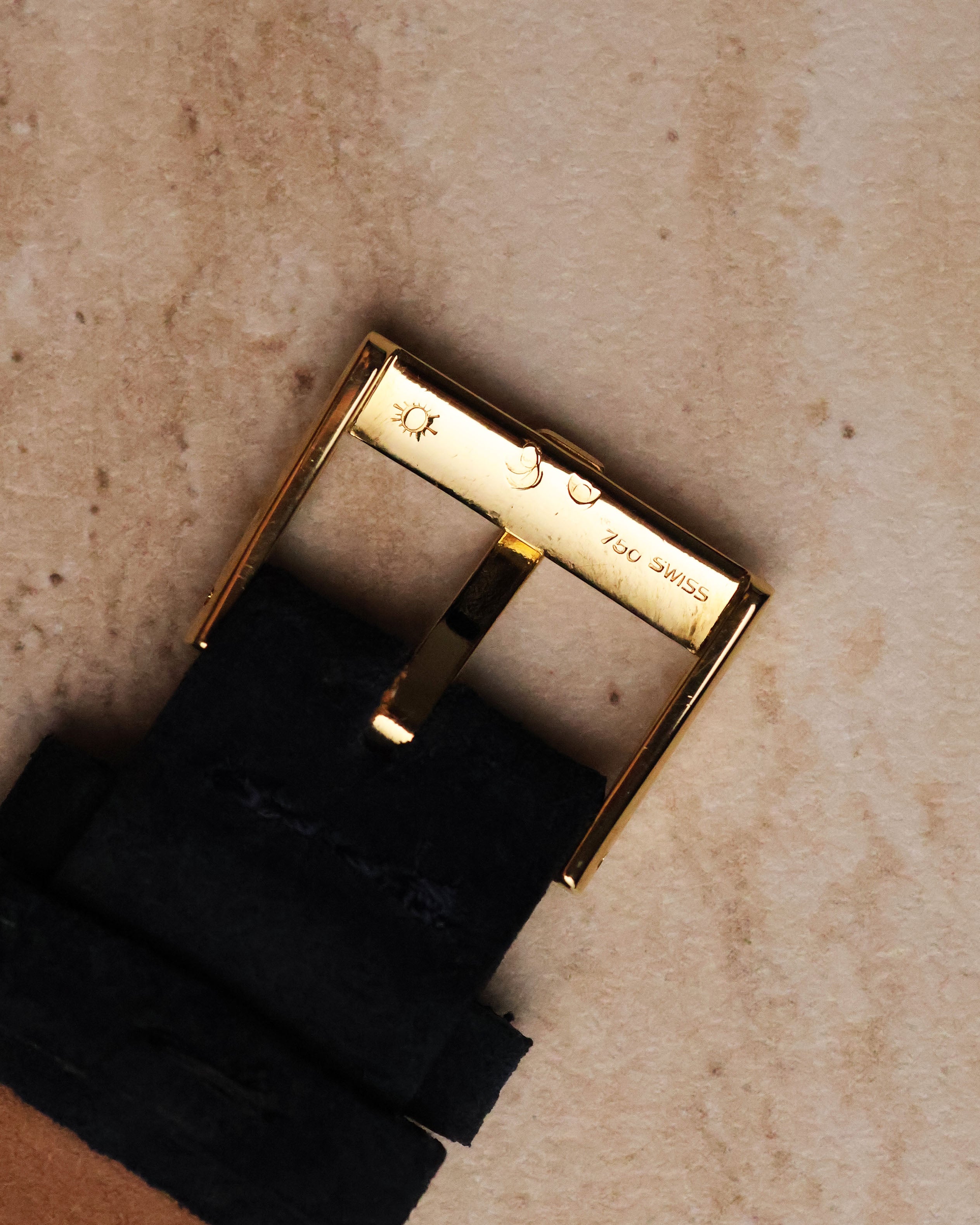 Exterior view of the Piaget buckle with prominent “P” logo, polished finish, and matching gold tone.