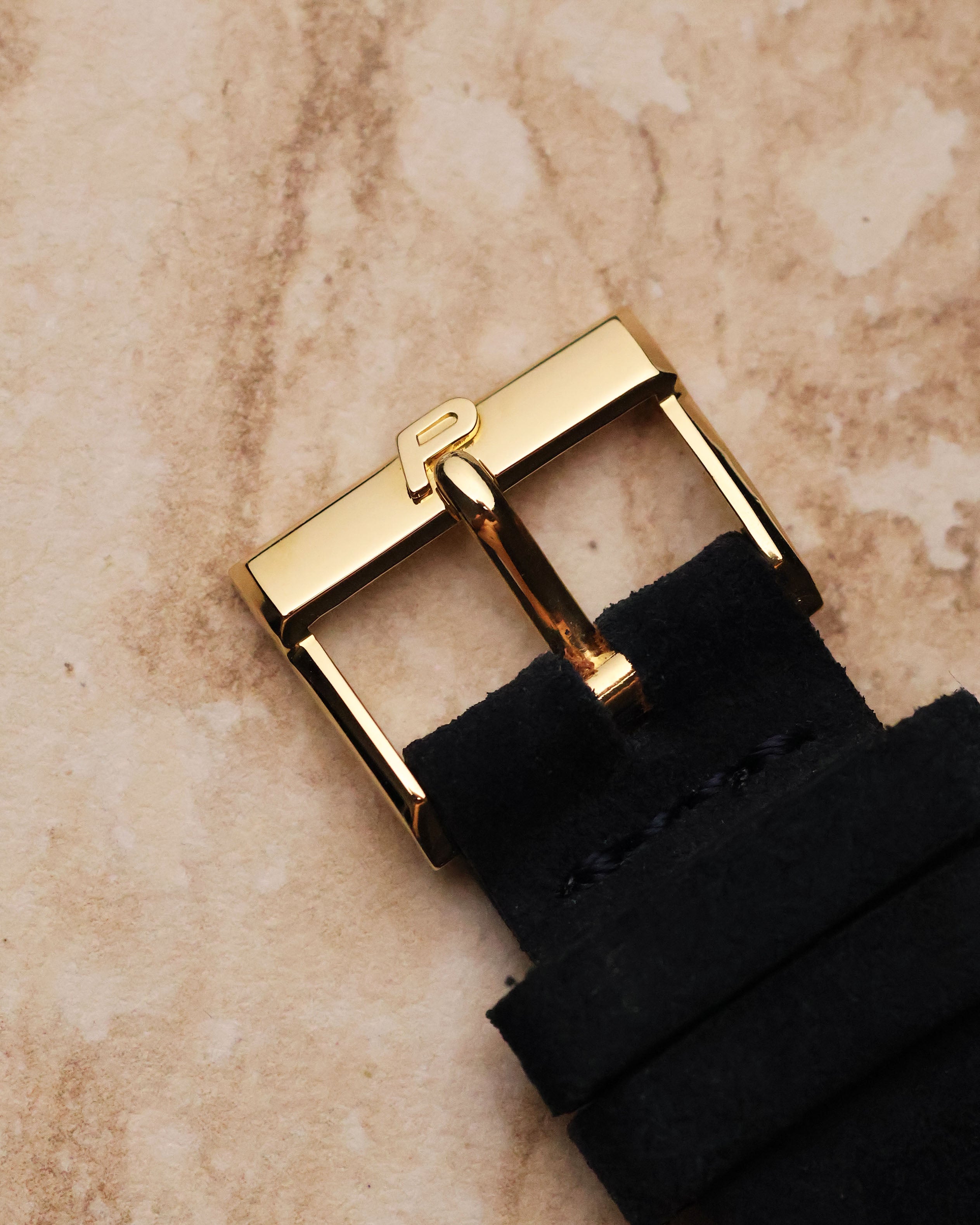 Original 18k Piaget-signed buckle with Swiss gold hallmarks engraved on the inside.