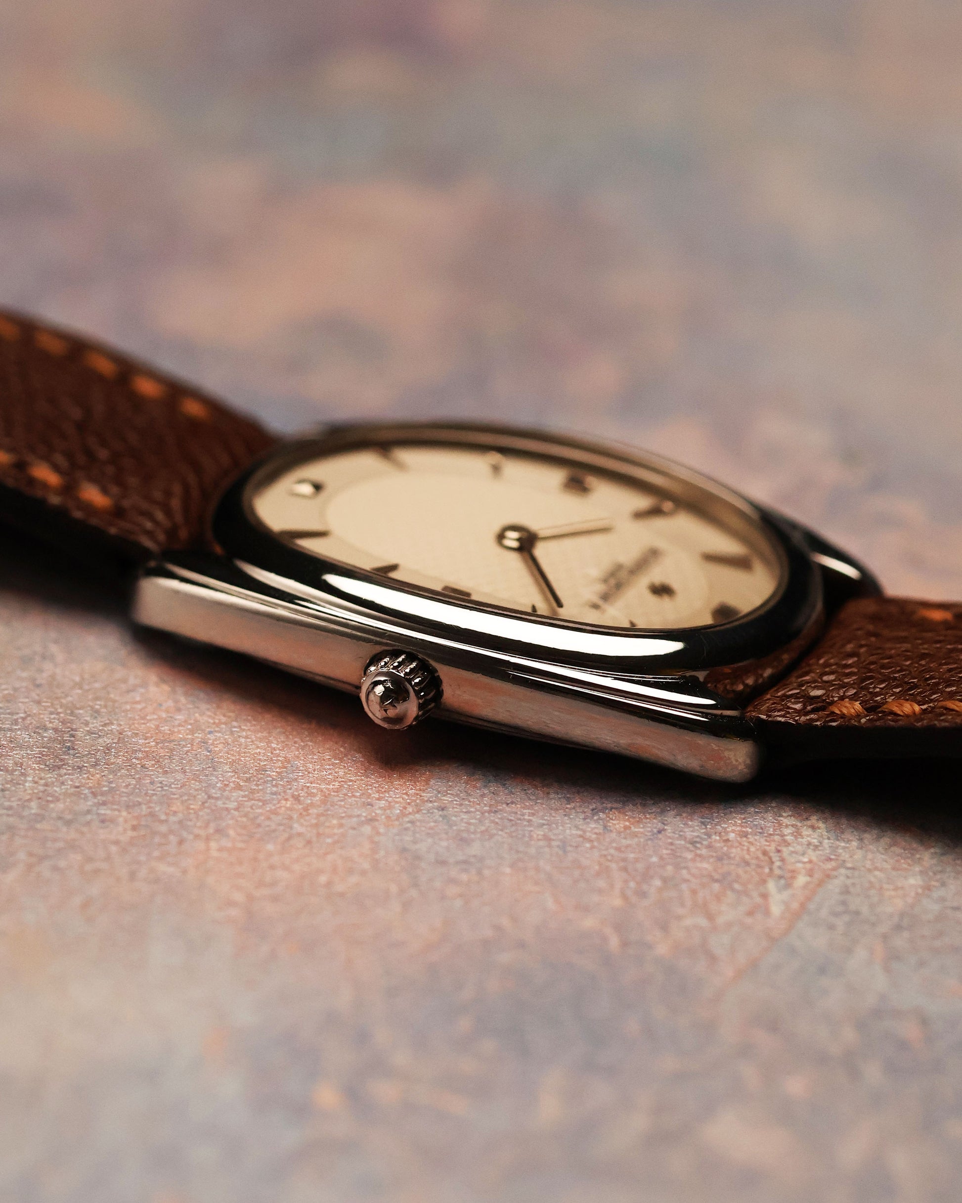 Crown detail of the Vacheron Constantin Historiques 31110 platinum, displaying its fine finishing and elegant proportion.
