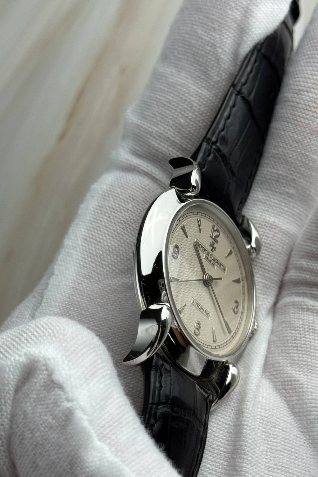 Platinum case and crown detail of Vacheron Constantin 48003 with automatic Calibre 1133 movement