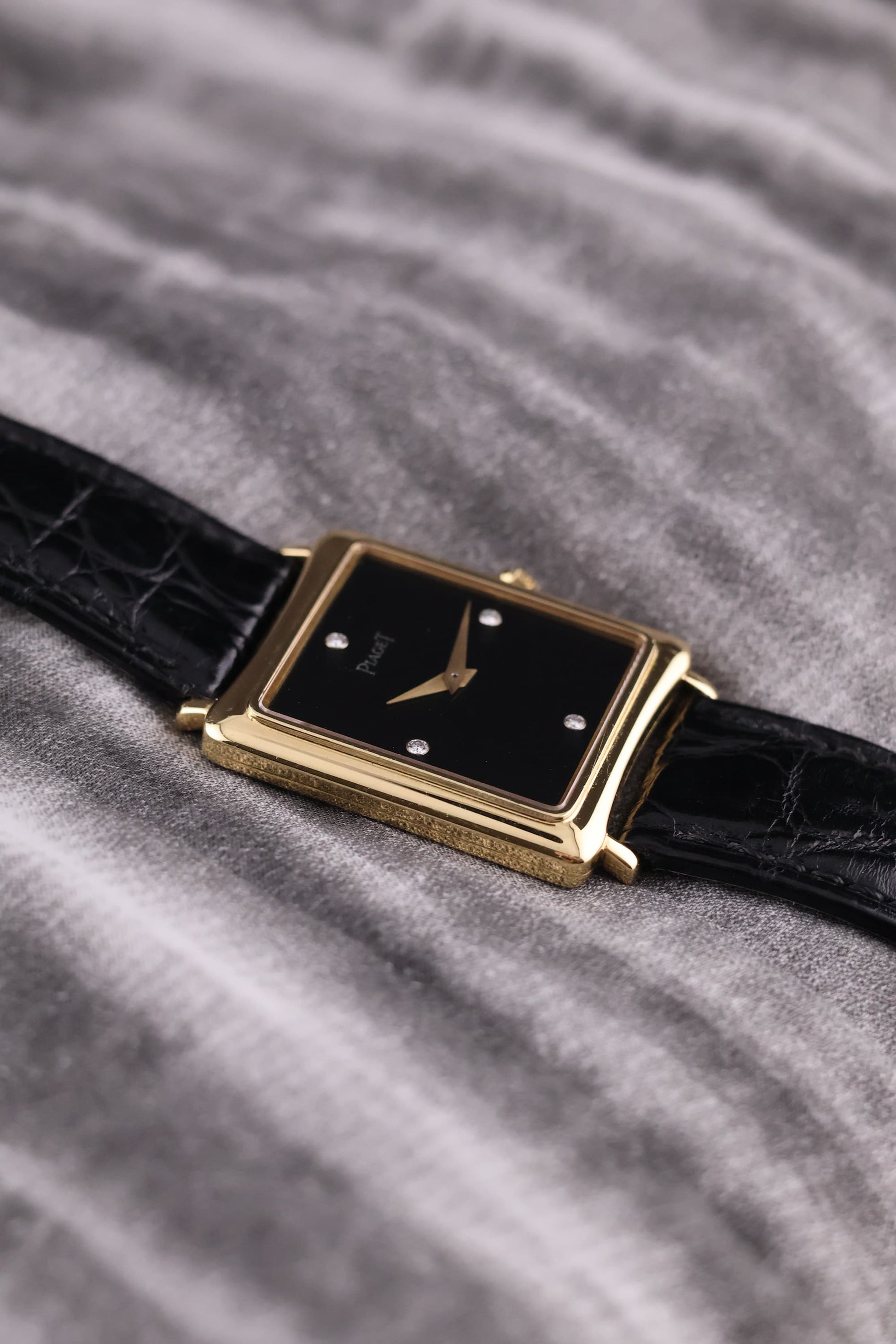 Side profile of the Piaget 9251 showcasing the slim 18K yellow gold case and minimalist design.