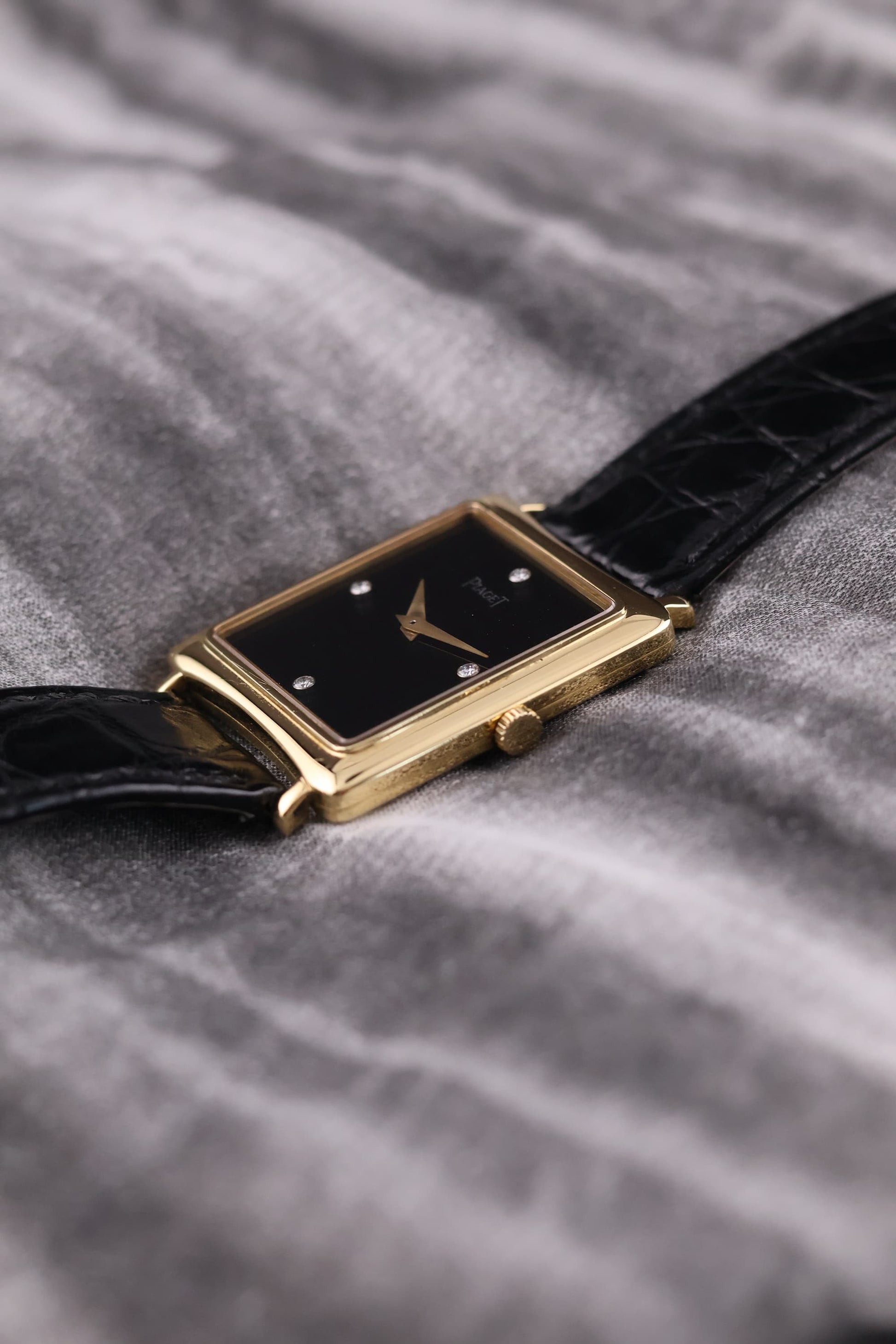 Close-up of the gold crown on the Piaget 9251, set against the polished case edge.