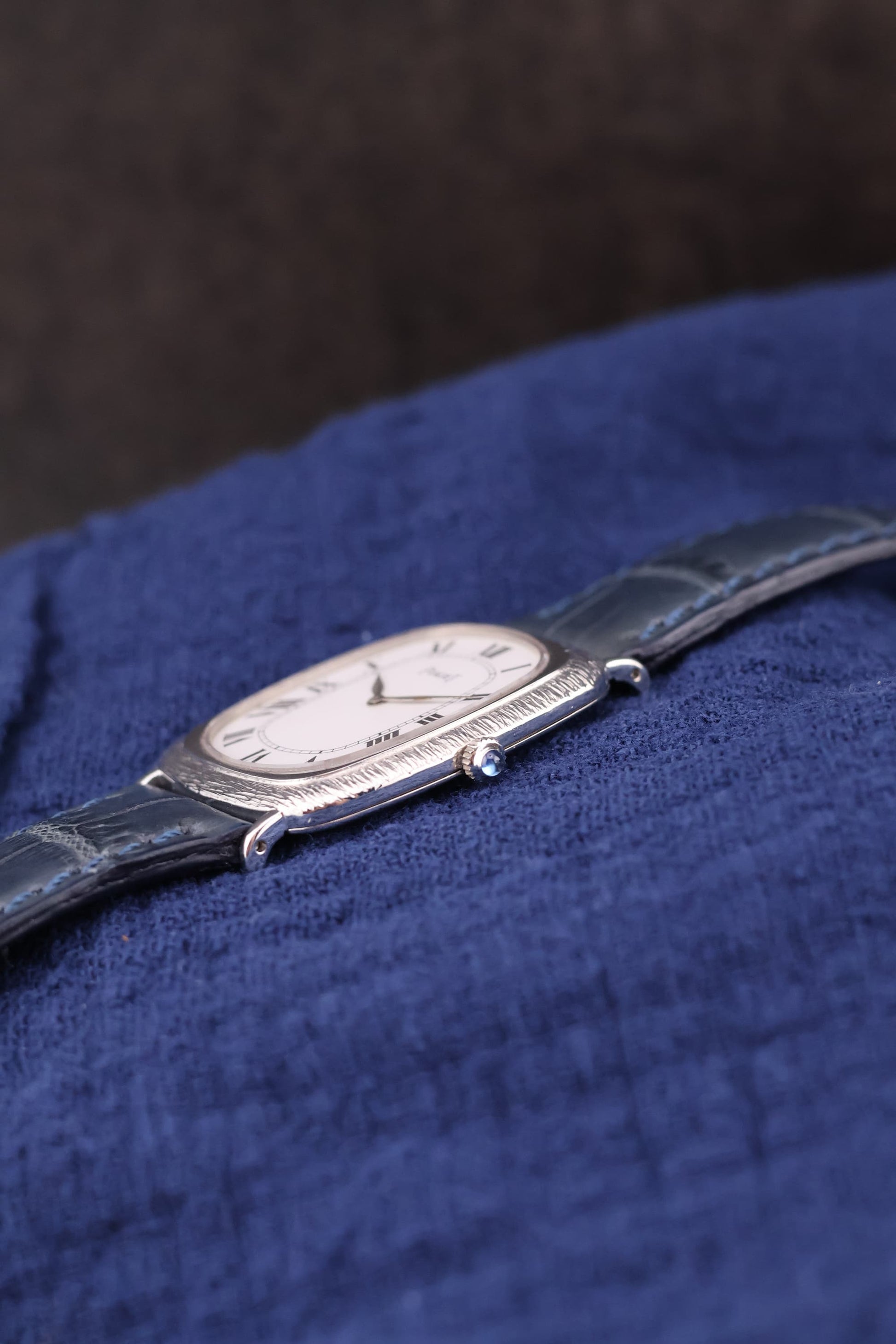 Side angle of Piaget Ref. 9251 displaying cabochon crown and bark-textured 18K white gold case